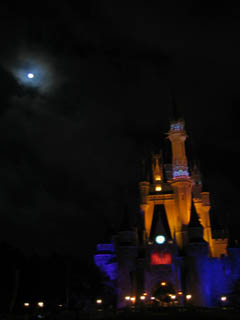 ディズニーお城と満月